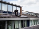 Installation von Solarpanels auf einem Wohngebäudedach