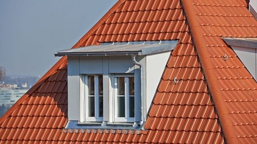 Wer eine energetische Modernisierung plant, sollte den sommerlichen Wärmeschutz nicht vergessen. So lässt es sich an heißer werdenden Sommertagen auch unterm Dach aushalten.