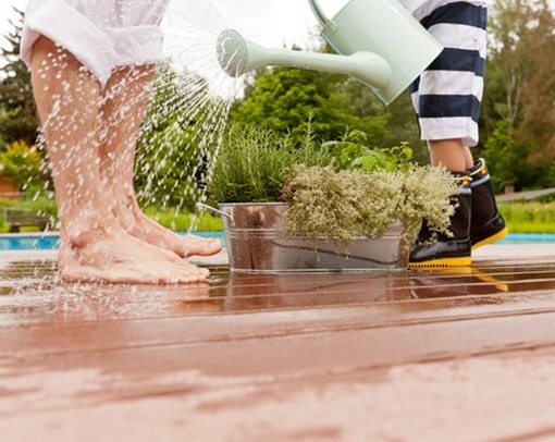 Der nächste Sommer kann kommen: Terrassendielen aus Verbundmaterialien kann weder Trockenheit noch Dauernässe etwas anhaben.  