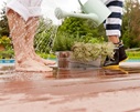 Terrassendielen aus Verbundmaterialien kann weder Trockenheit noch Dauernässe etwas anhaben.  