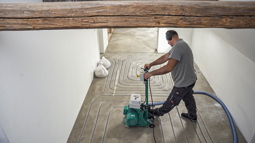 Fußbodenheizung einfach nachrüsten - auch zur Kühlung. Zur Verlegung werden einfach Kanäle in den Estrich gefräst, dann wird eine Fußbodenheizung eingesetzt.  