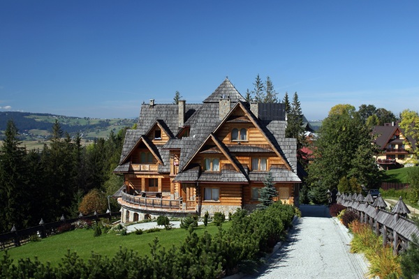 Traditionelles Umgebindehaus mit Fachwerk und Holzstruktur