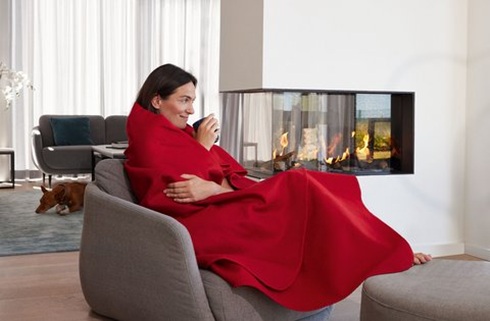 Kuscheln am Kamin: In der kalten Jahreszeit machen wir es uns gerne mit Feuer gemütlich. Dabei sollte Sicherheit großgeschrieben werden  